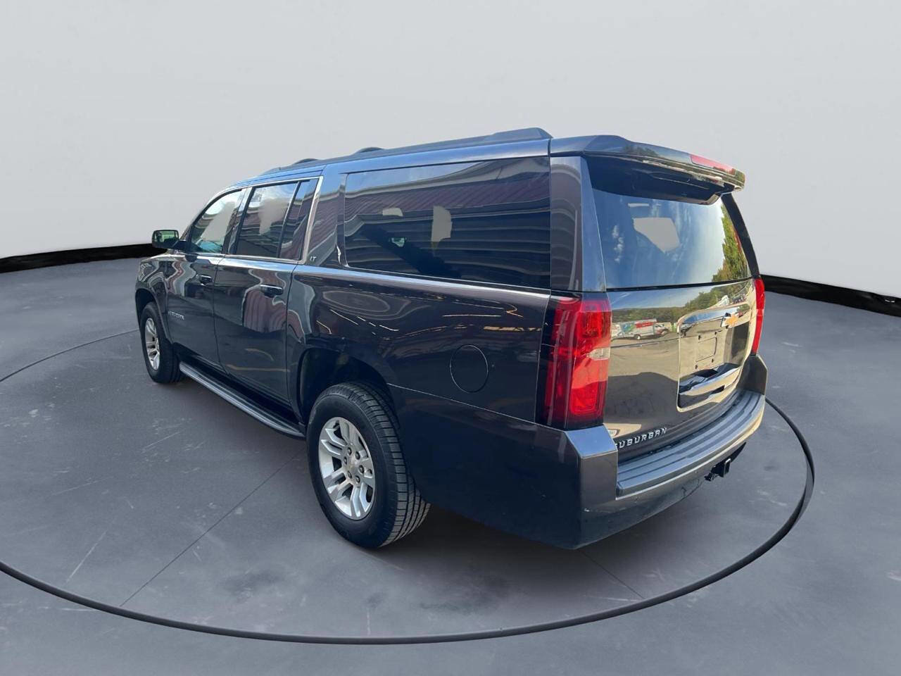 Used 2017 Chevrolet Suburban LT image 4