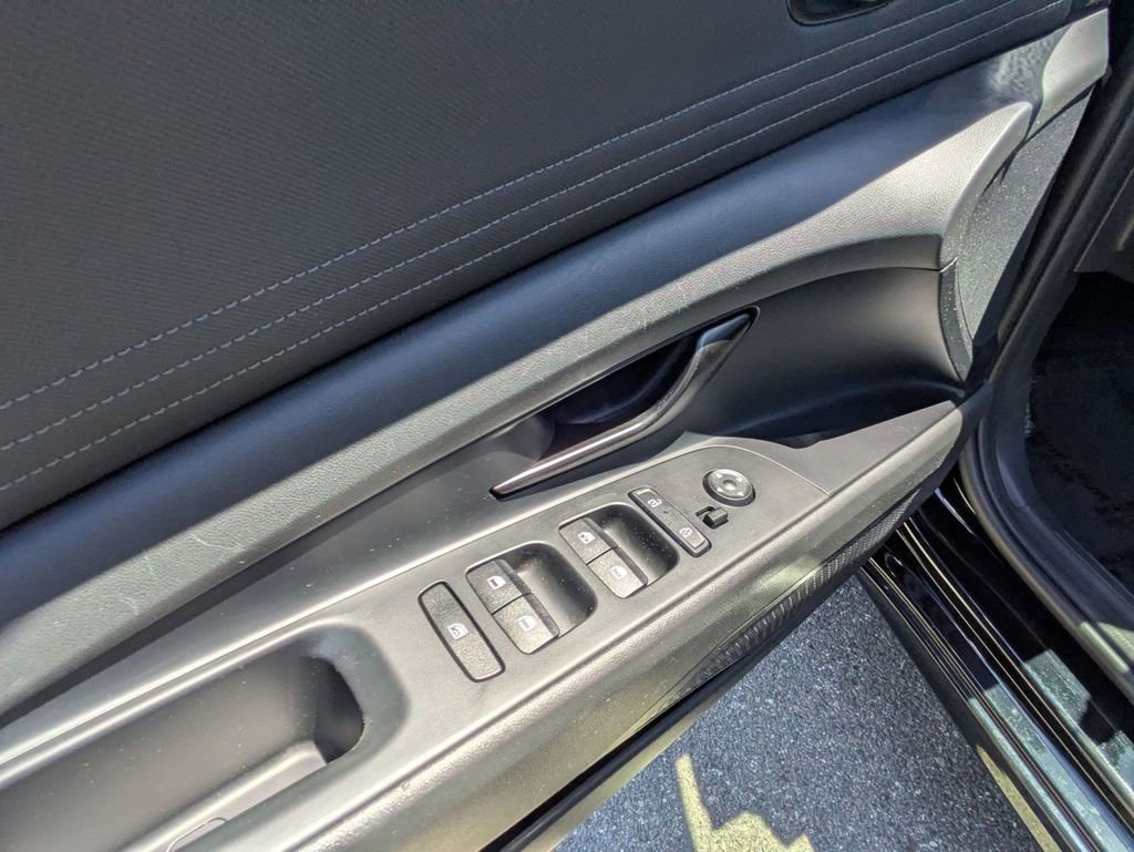 Certified 2025 Hyundai Elantra Sport image 12