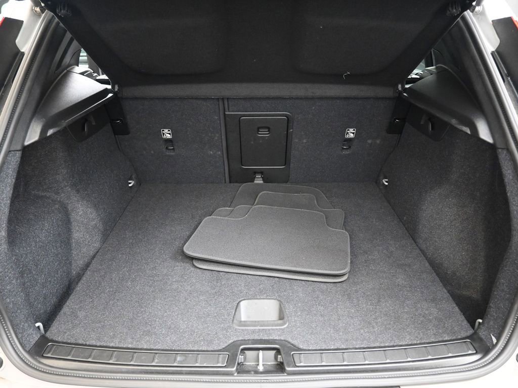 Certified 2025 Volvo XC40 B5 Core image 19