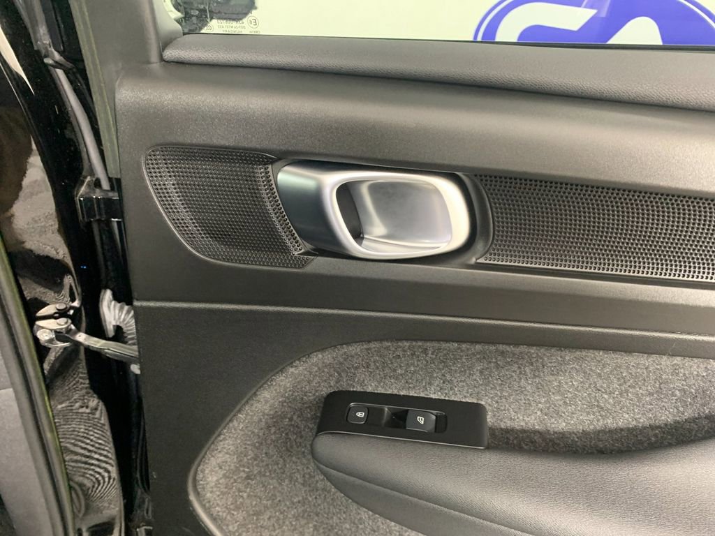 Used 2022 Volvo XC40 T5 Momentum image 37