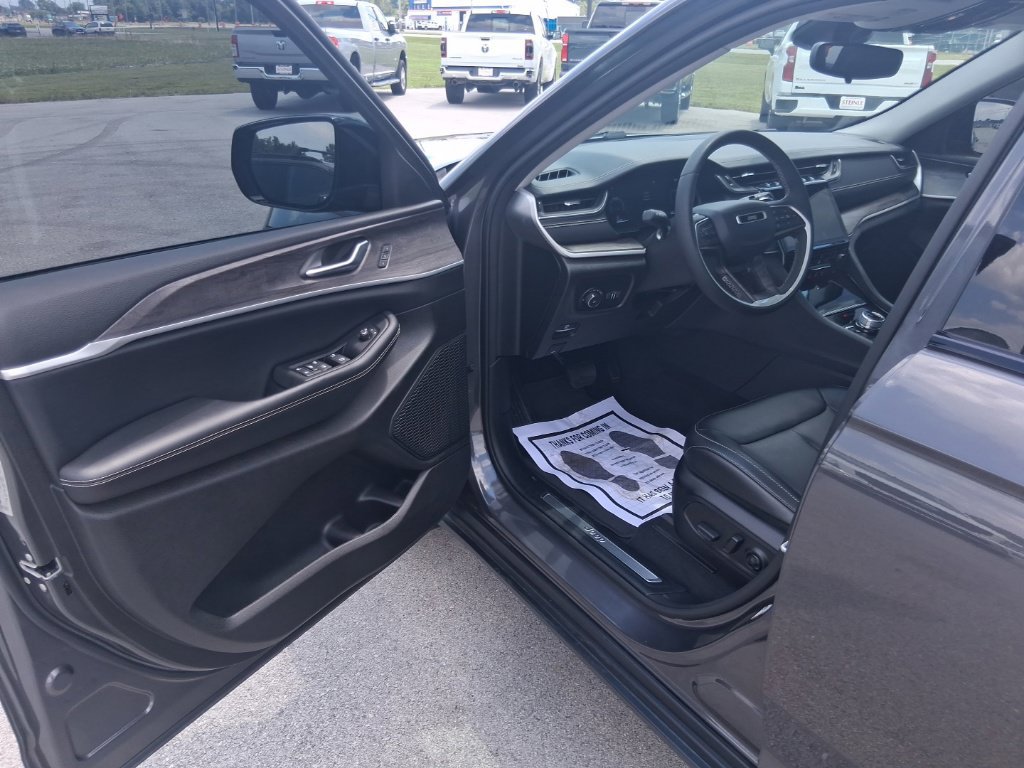 Used 2023 Jeep Grand Cherokee Limited AWD/4WD image 13
