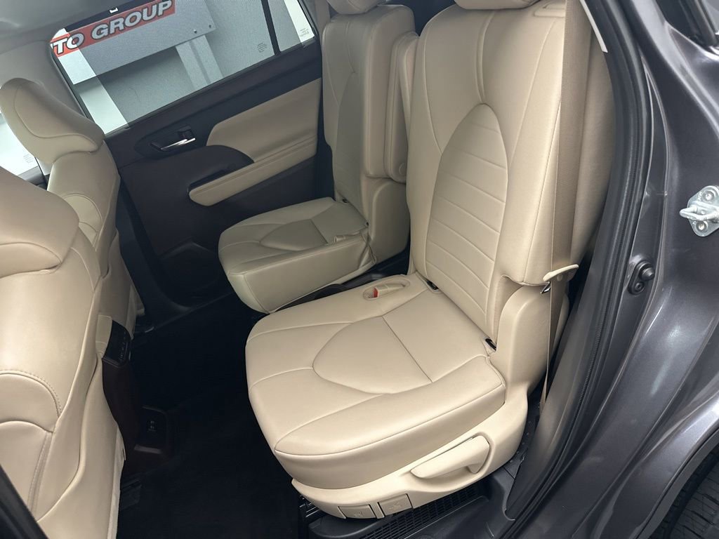 Used 2021 Toyota Highlander XLE image 15