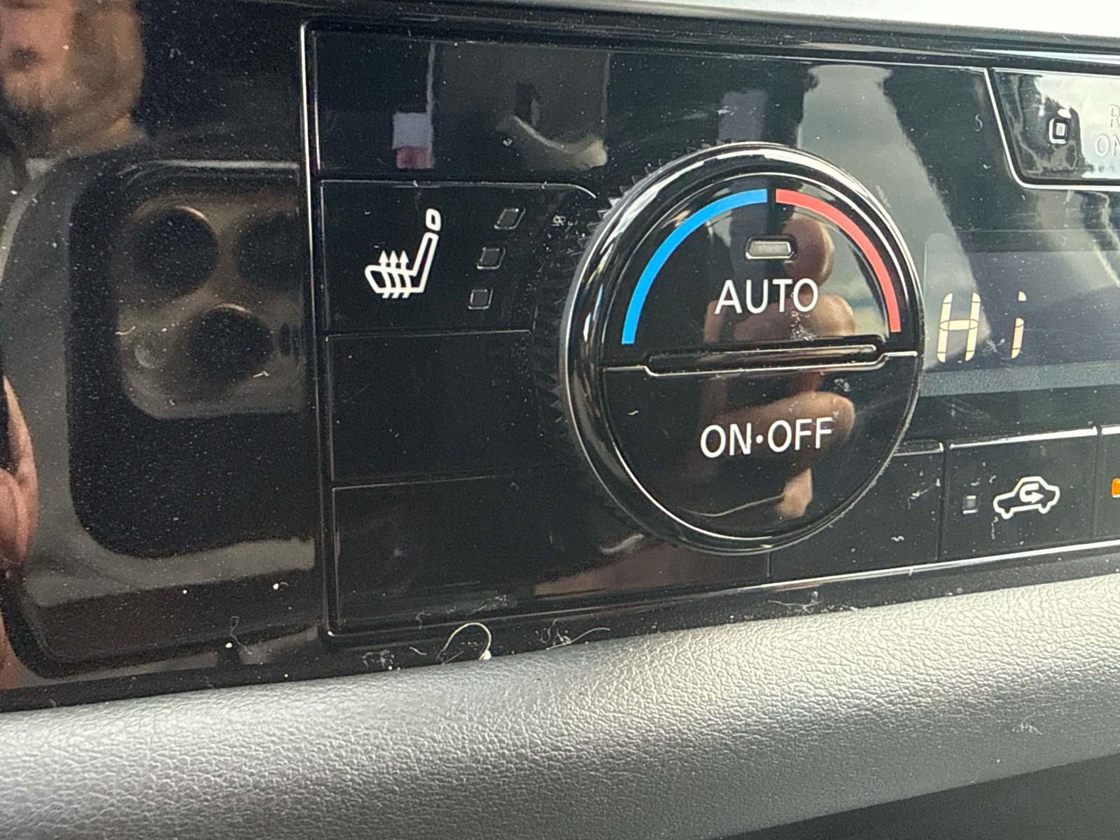 Used 2024 Nissan Pathfinder SV w/ SV Premium Package image 17