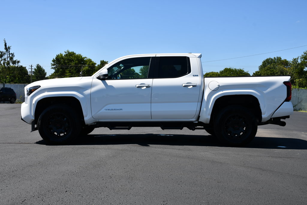 Used 2025 Toyota Tacoma SR5 AWD/4WD image 4