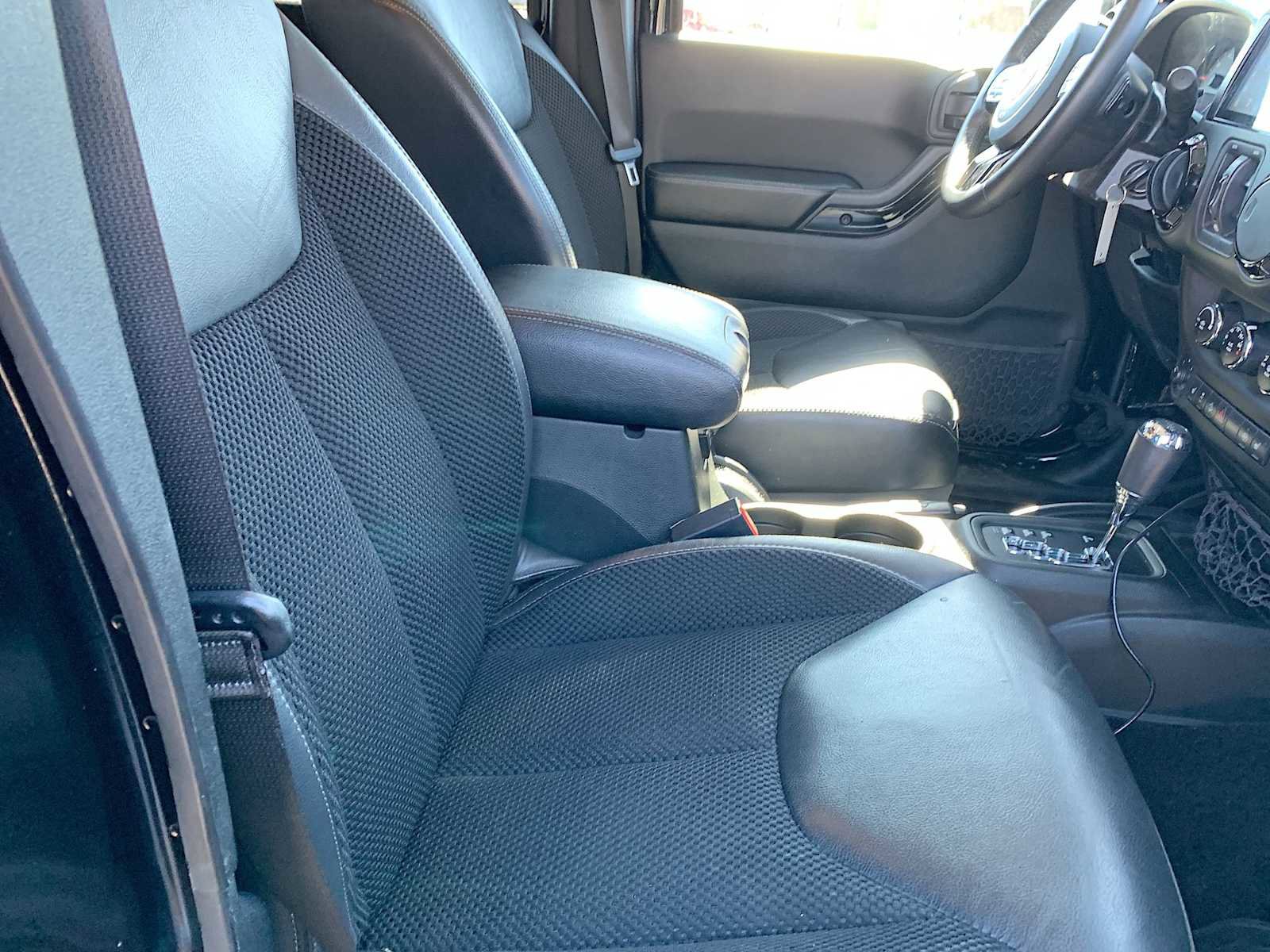 Used 2017 Jeep Wrangler Unlimited Sahara image 23