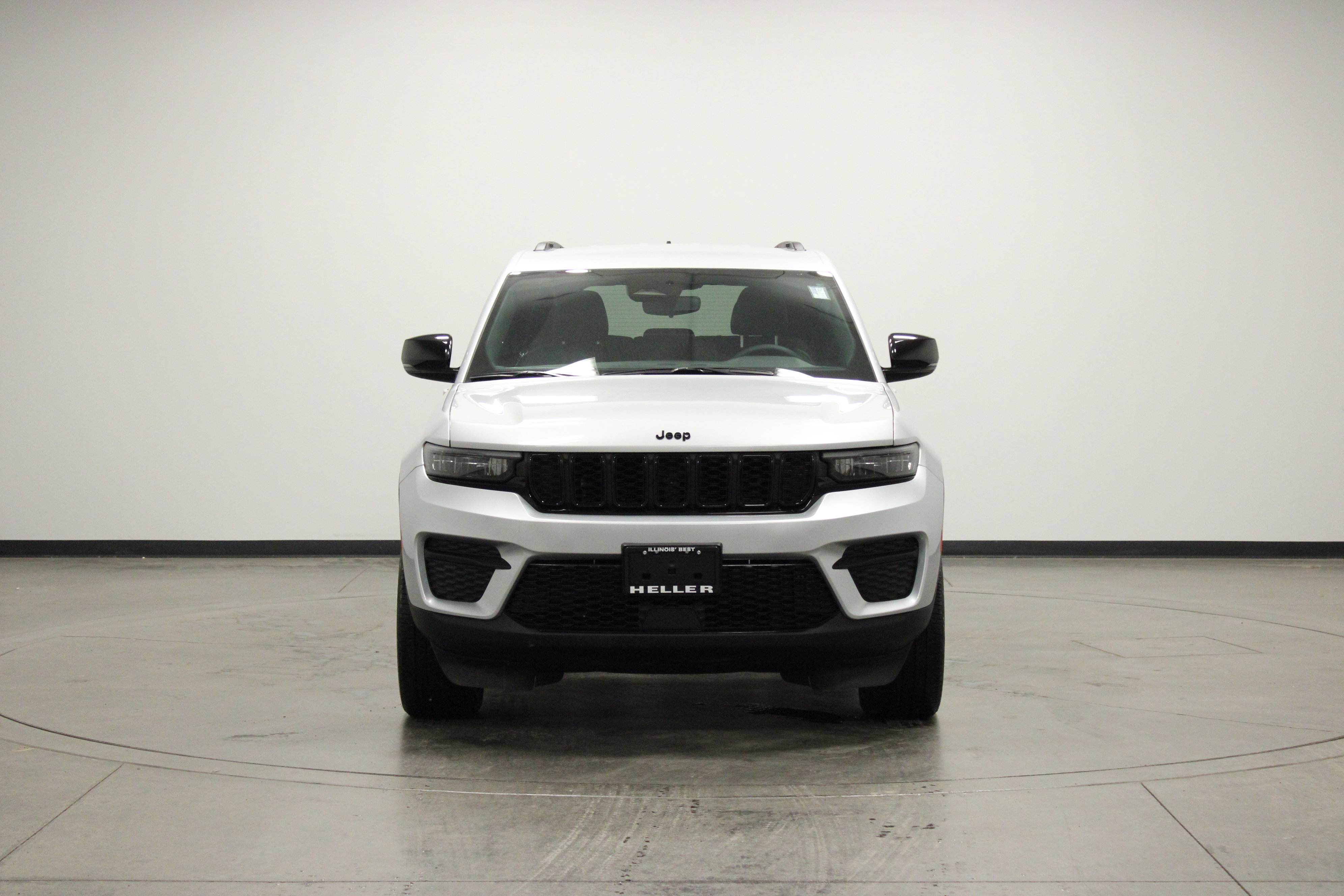 Used 2023 Jeep Grand Cherokee Altitude image 3