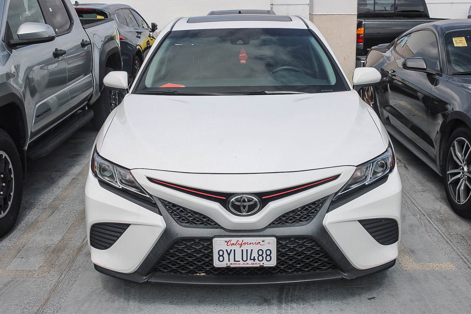 Used 2018 Toyota Camry SE w/ Moonroof Package FWD image 3