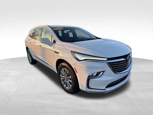 Used 2023 Buick Enclave Essence image 3