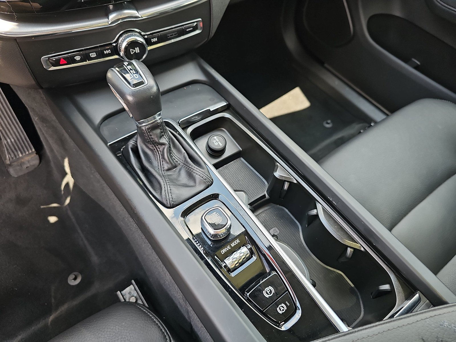 Used 2019 Volvo XC60 T6 Momentum w/ Multimedia Package AWD/4WD image 30