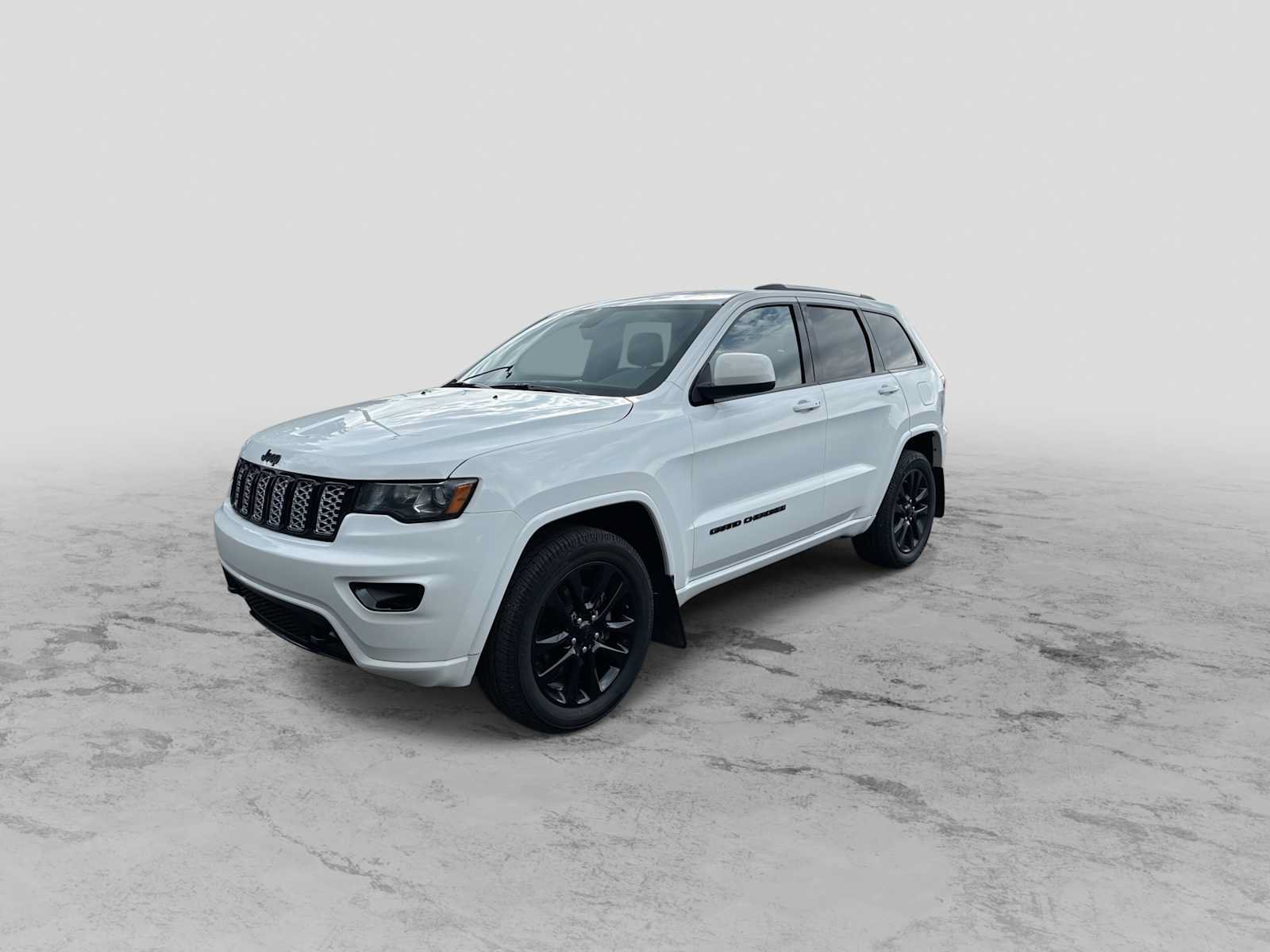 Used 2020 Jeep Grand Cherokee Altitude AWD/4WD image 4