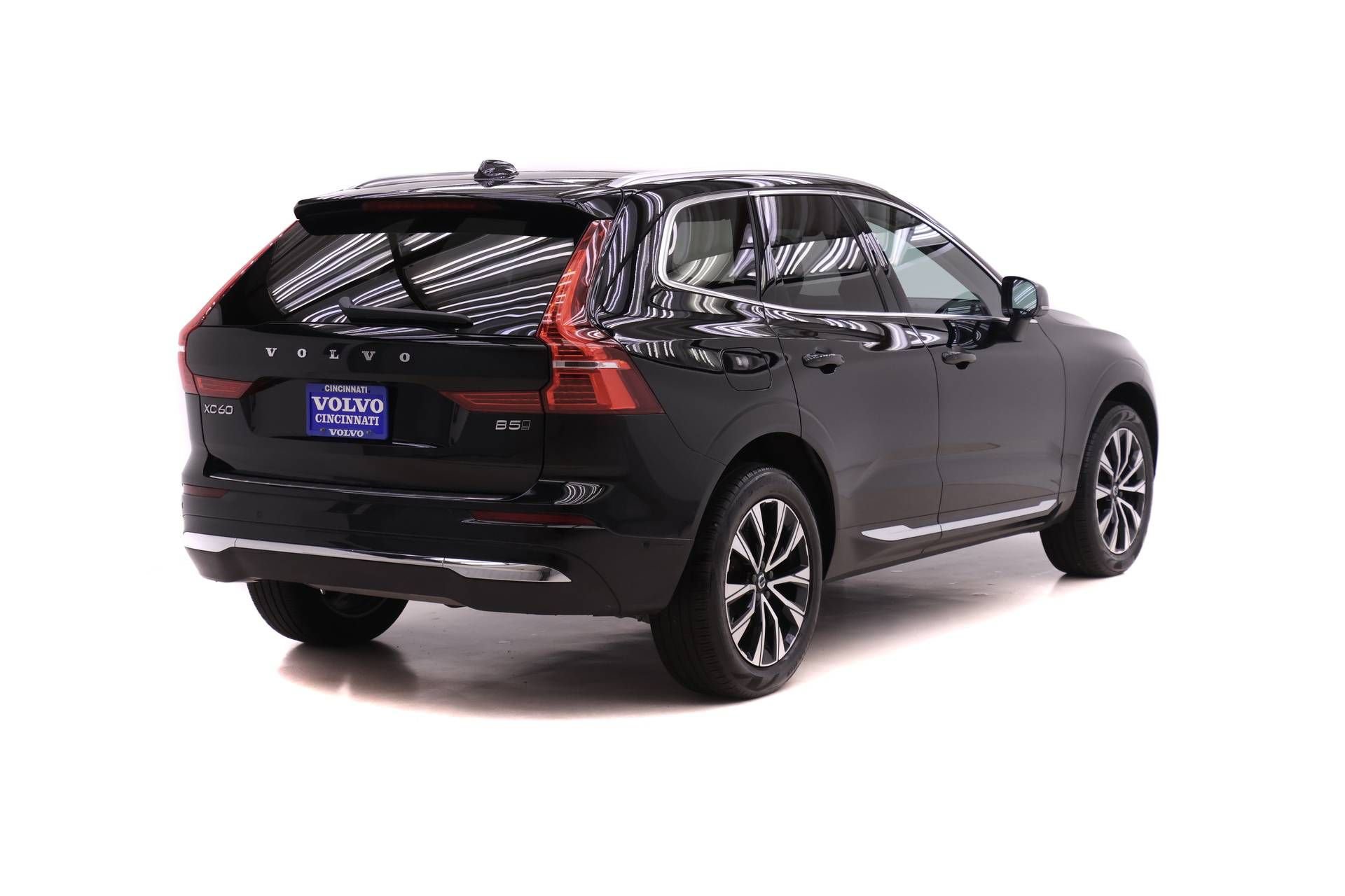 Certified 2023 Volvo XC60 B5 Plus w/ Climate Package AWD/4WD image 4