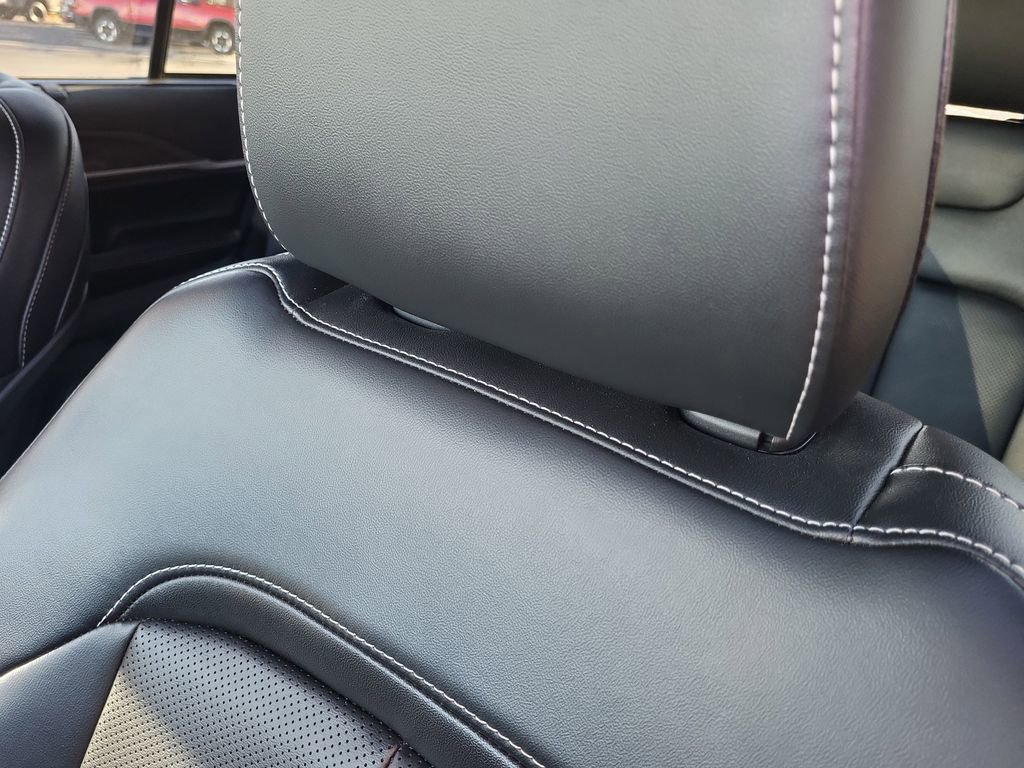 Used 2025 Jeep Grand Cherokee Limited w/ Luxury Tech Group II image 17