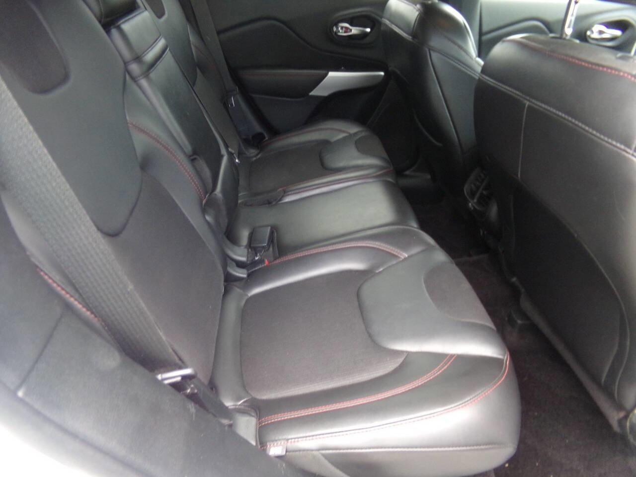 Used 2018 Jeep Cherokee Trailhawk w/ Cold Weather Group image 39