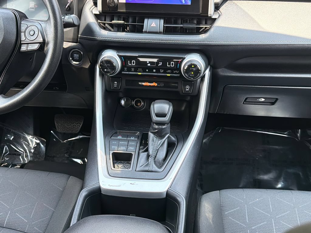 Used 2025 Toyota RAV4 XLE AWD/4WD image 17