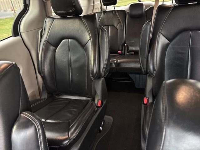 Used 2022 Chrysler Pacifica Touring-L w/ Uconnect Theater Family Group image 30