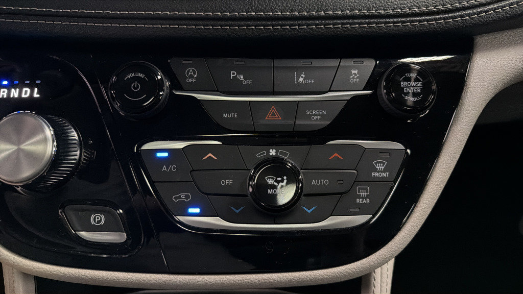 Used 2023 Chrysler Pacifica Limited FWD image 28