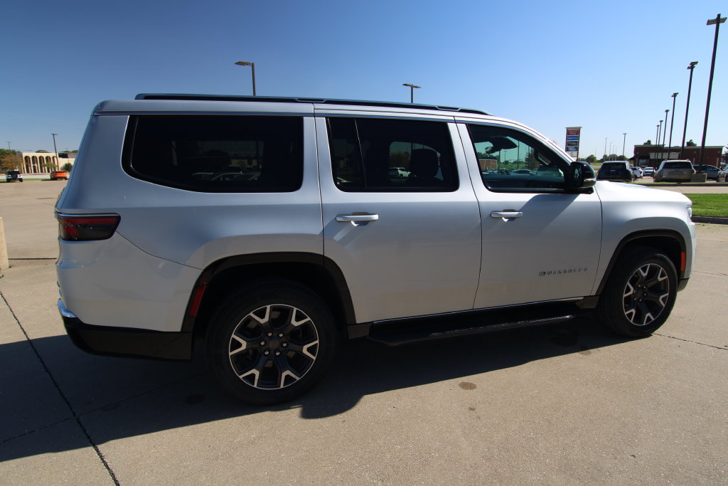 Used 2023 Jeep Wagoneer Series III w/ Preferred Equipment Group AWD/4WD image 5