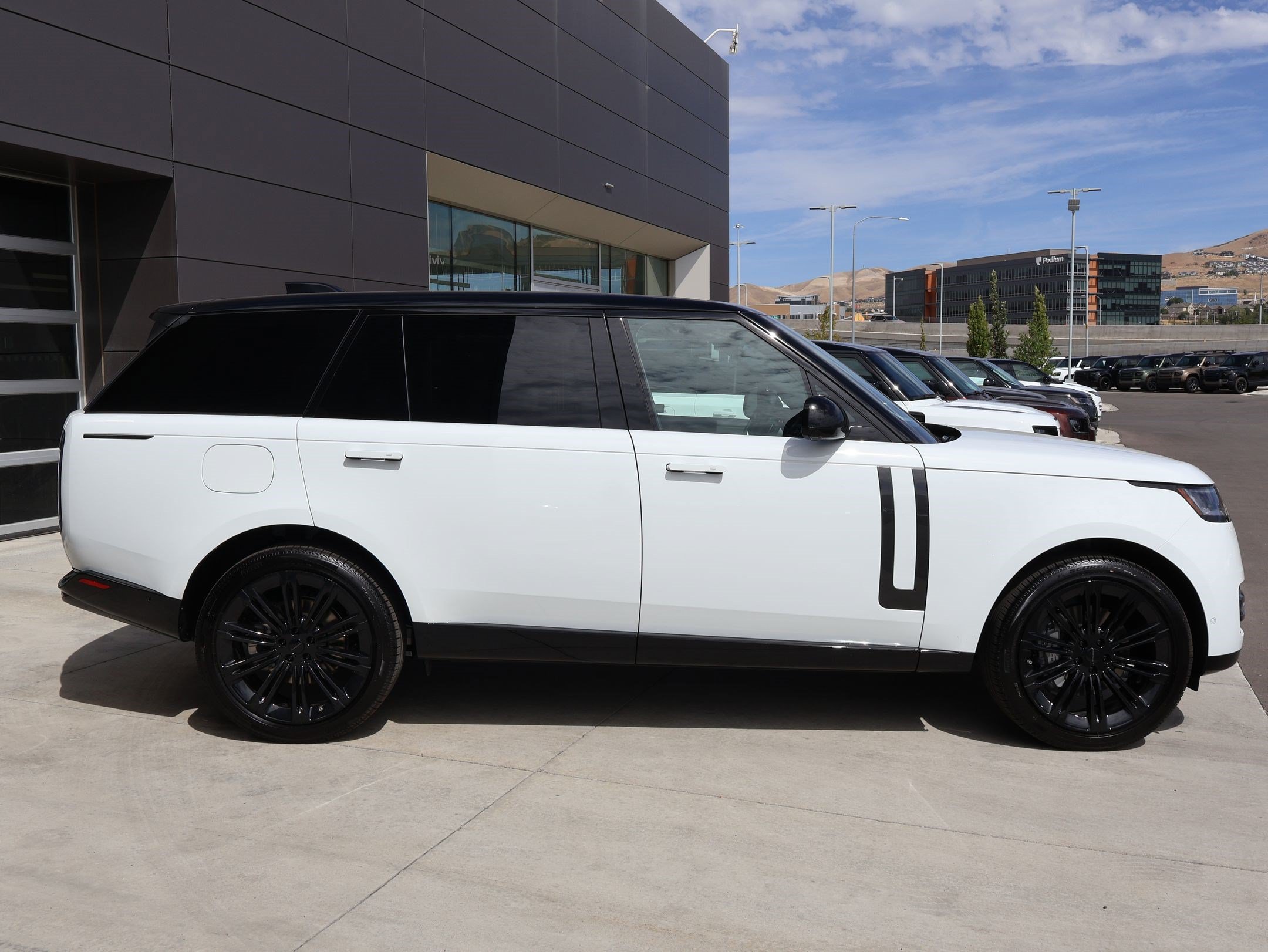 New 2026 Land Rover Range Rover Long Wheelbase SE AWD/4WD image 4