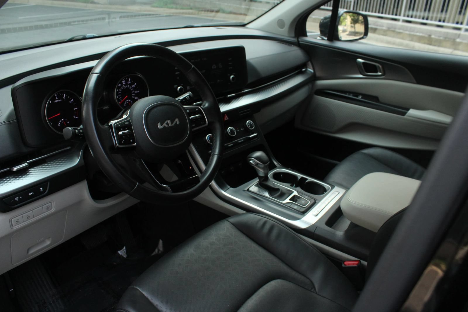 Used 2024 Kia Carnival LX FWD image 13