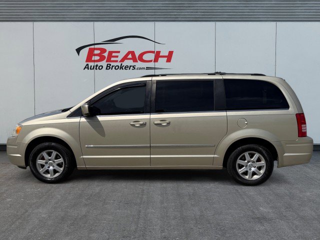 Used 2010 Chrysler Town & Country Touring w/ Entertainment Group #2 FWD image 9