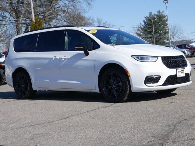 Used 2023 Chrysler Pacifica Limited w/ S Appearance Package image 8