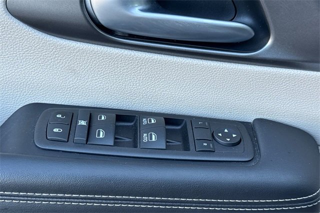 Used 2024 Chrysler Pacifica Touring-L image 12