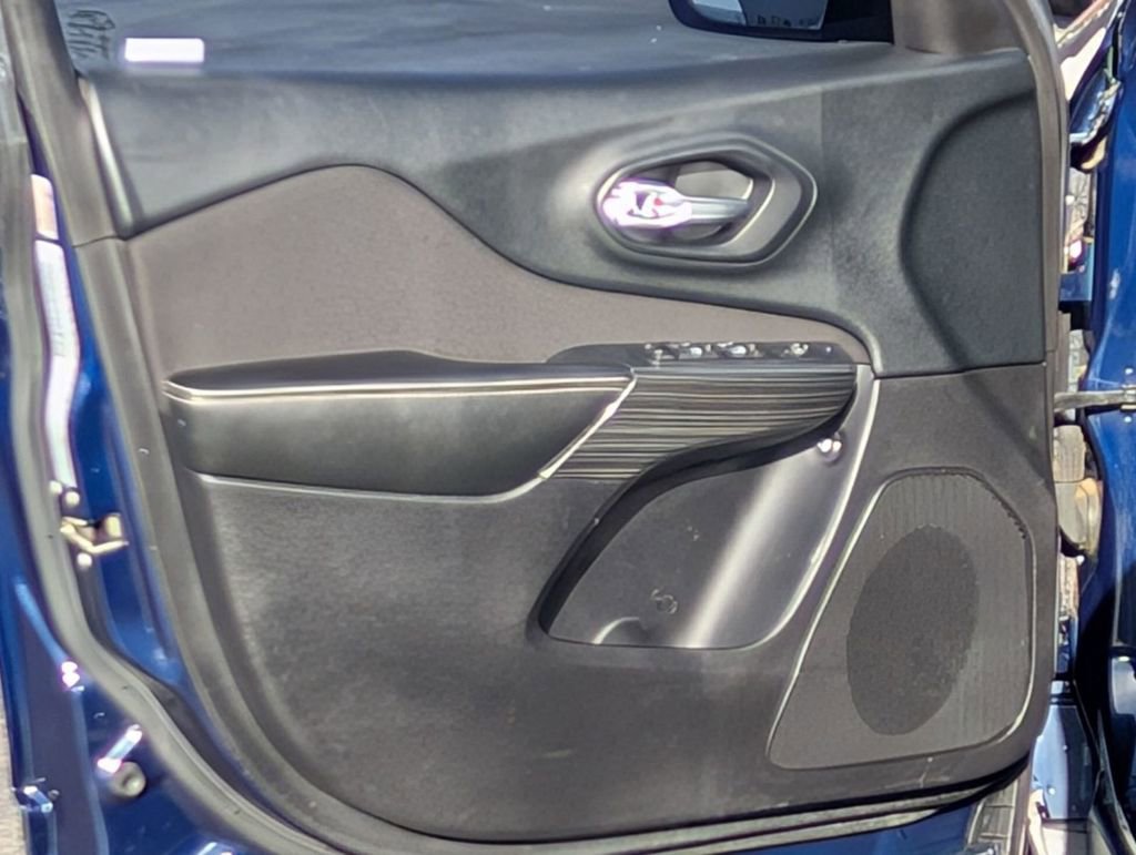 Used 2016 Jeep Cherokee Latitude w/ Cold Weather Group image 21