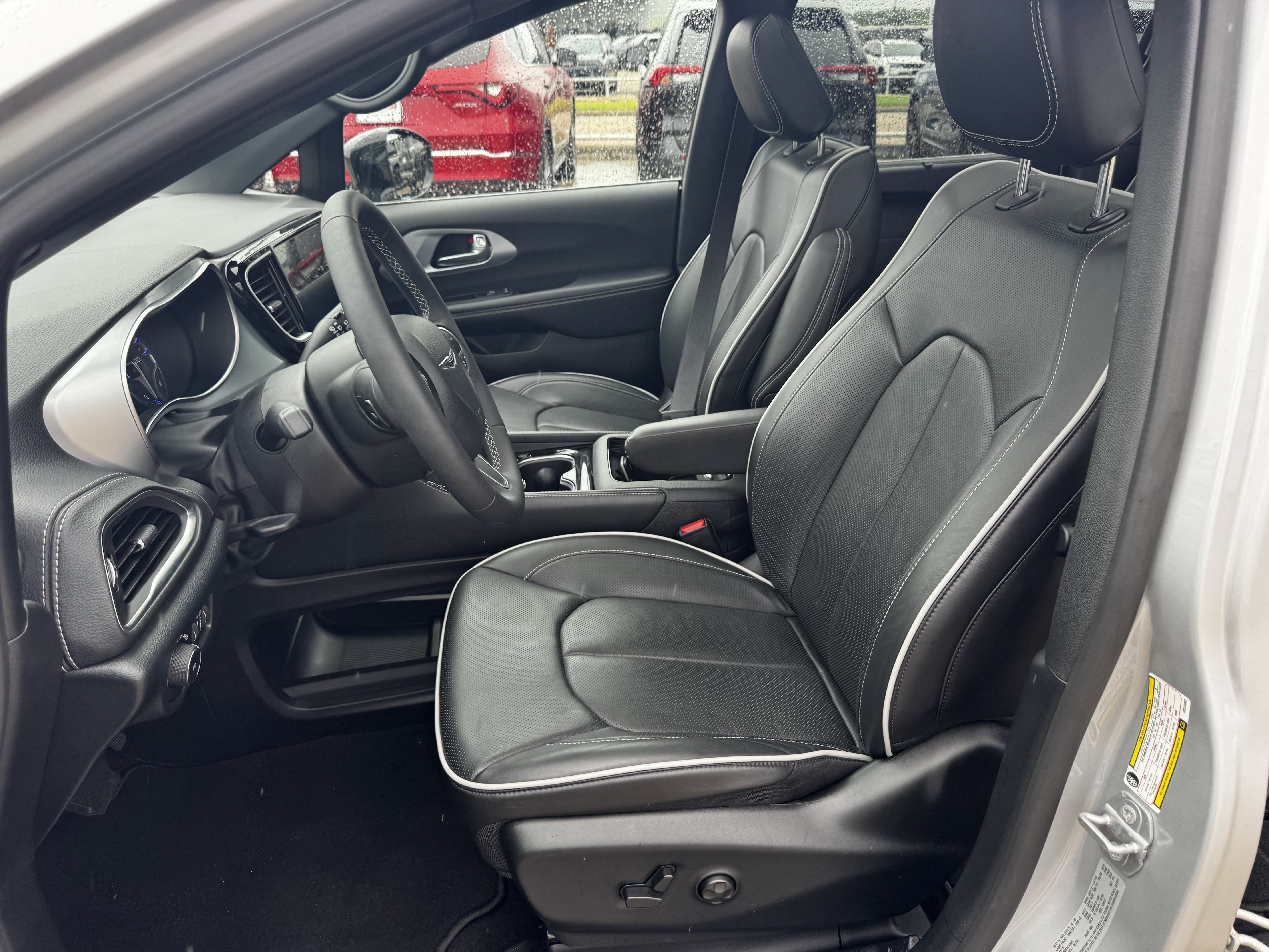 Used 2026 Chrysler Pacifica Limited FWD image 28