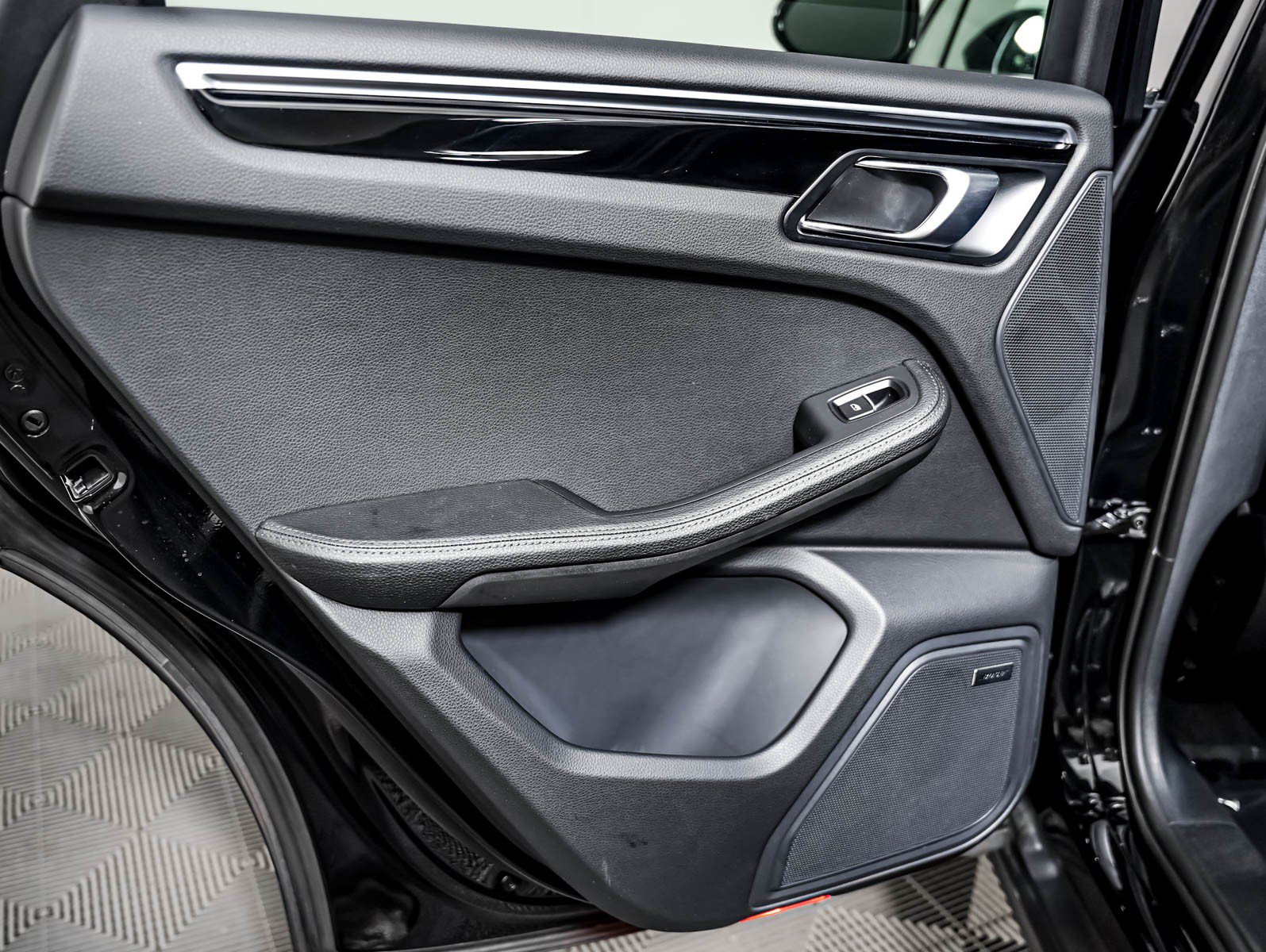 Certified 2024 Porsche Macan AWD/4WD image 30