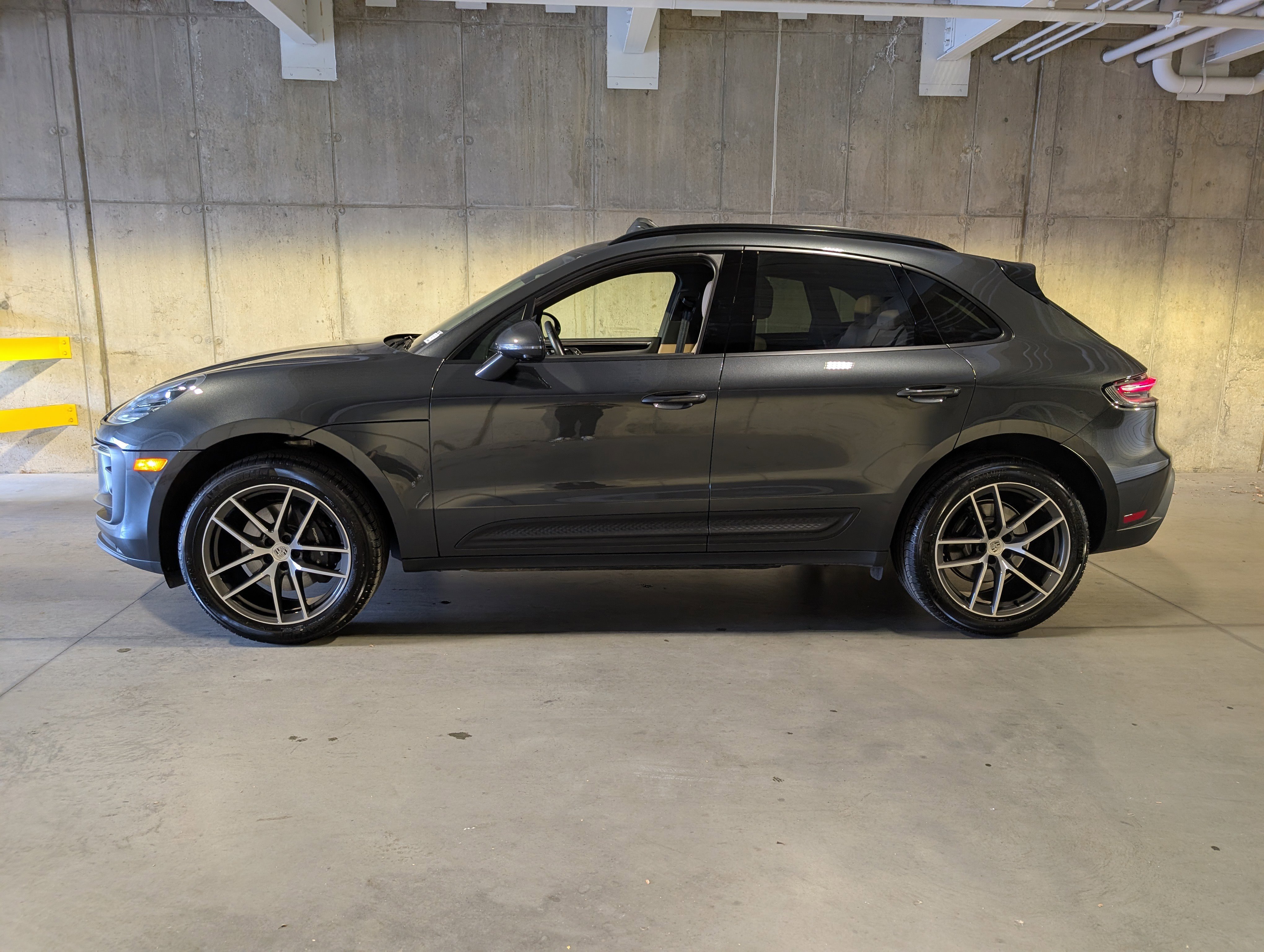 Certified 2025 Porsche Macan image 2