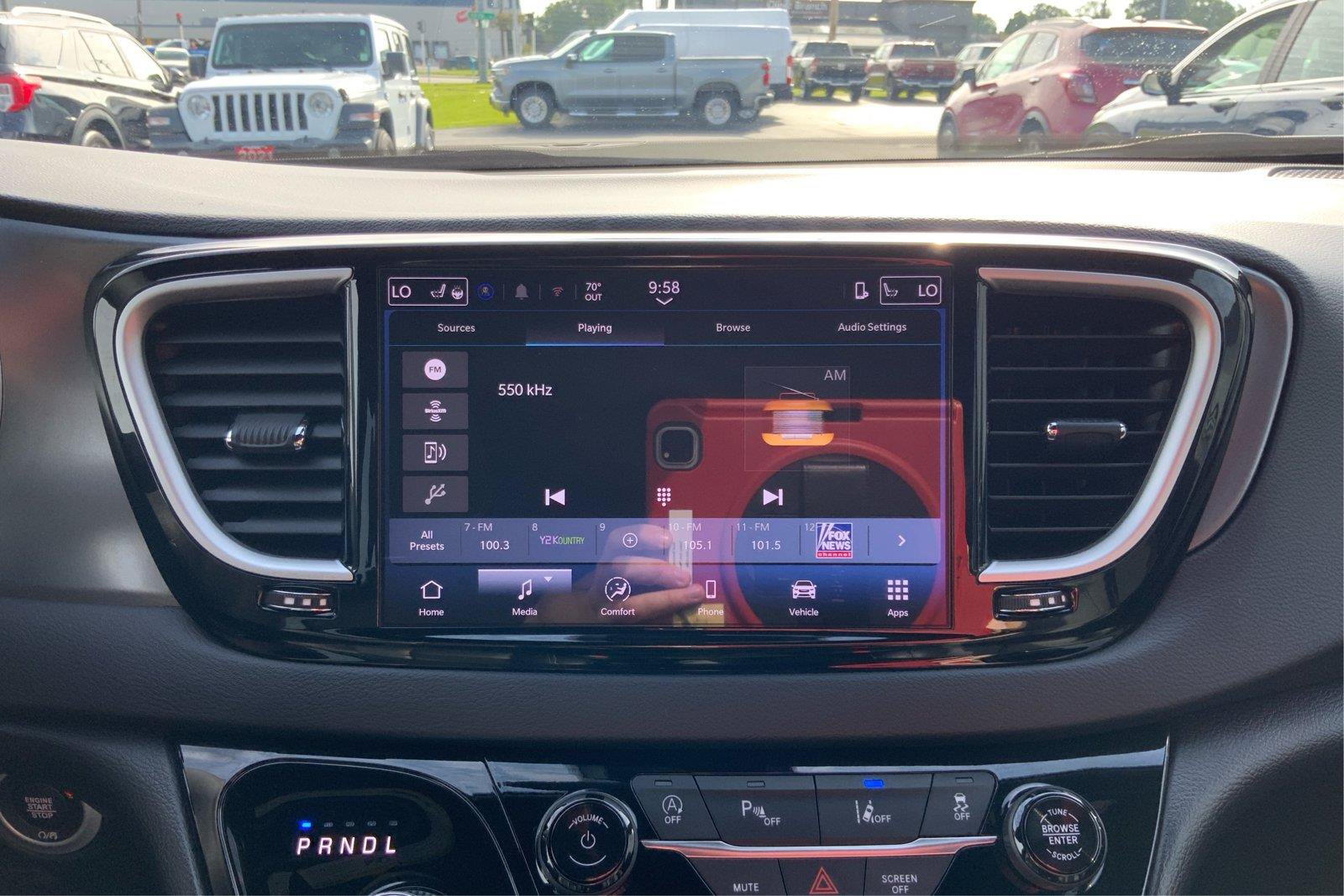Used 2025 Chrysler Pacifica Select FWD image 13