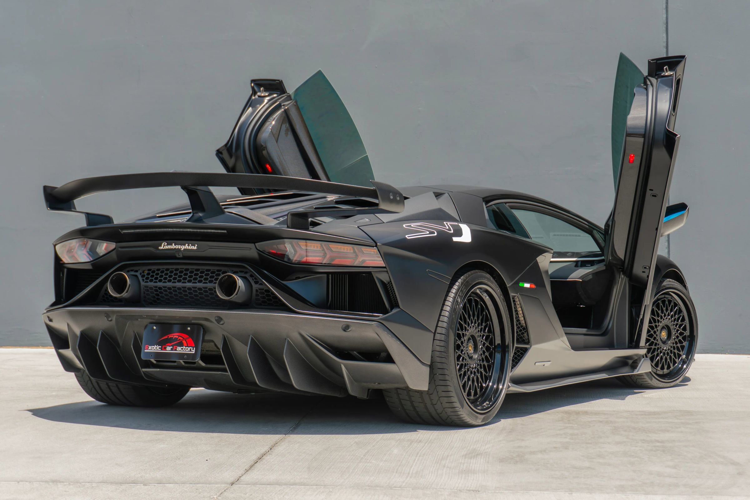 Used 2019 Lamborghini Aventador SVJ AWD/4WD image 8