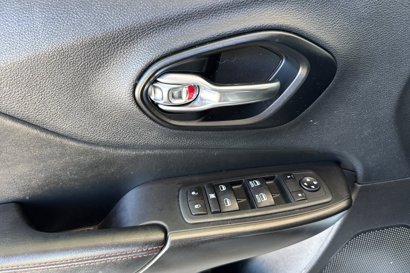 Used 2021 Jeep Cherokee Trailhawk image 10