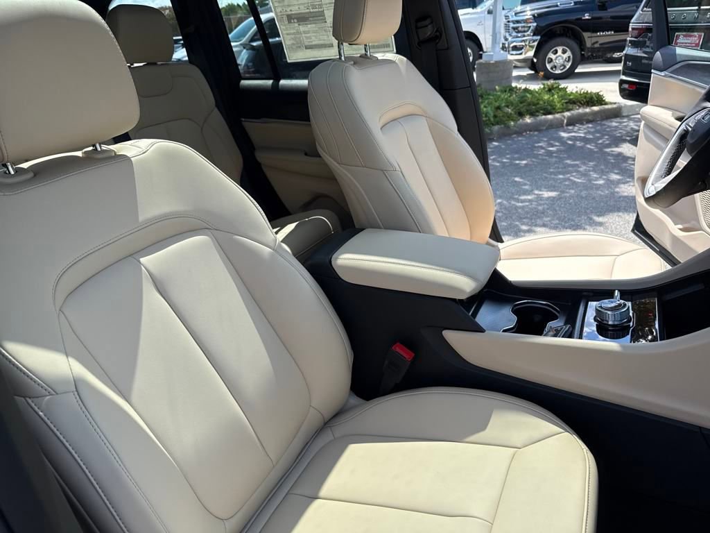 New 2025 Jeep Grand Cherokee Limited w/ Black Appearance Package image 28