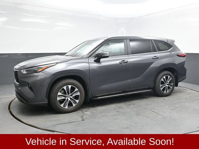 Used 2023 Toyota Highlander XLE AWD/4WD image 3