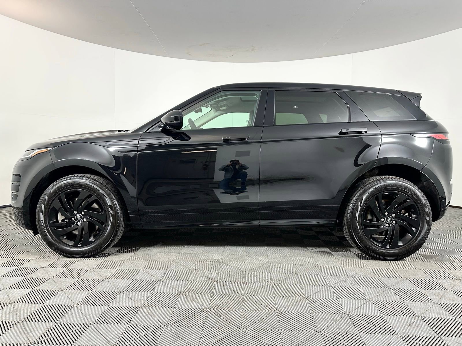 Used 2023 Land Rover Range Rover Evoque R-Dynamic S image 18