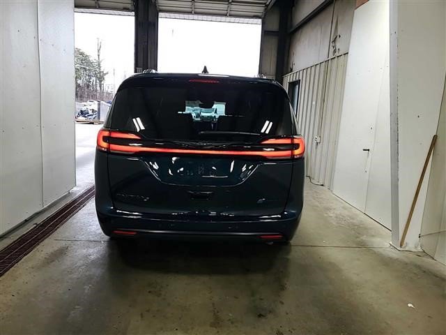 Used 2024 Chrysler Pacifica Premium image 5
