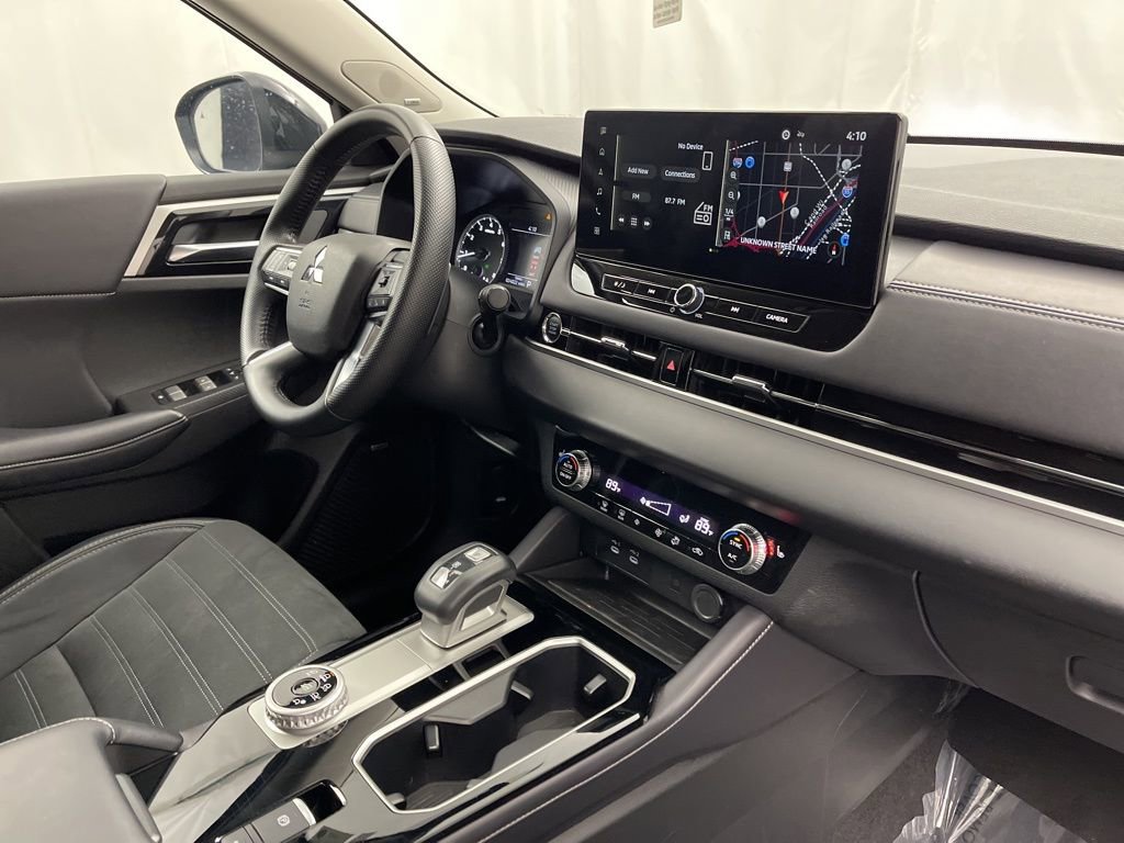 Used 2025 Mitsubishi Outlander SE image 28