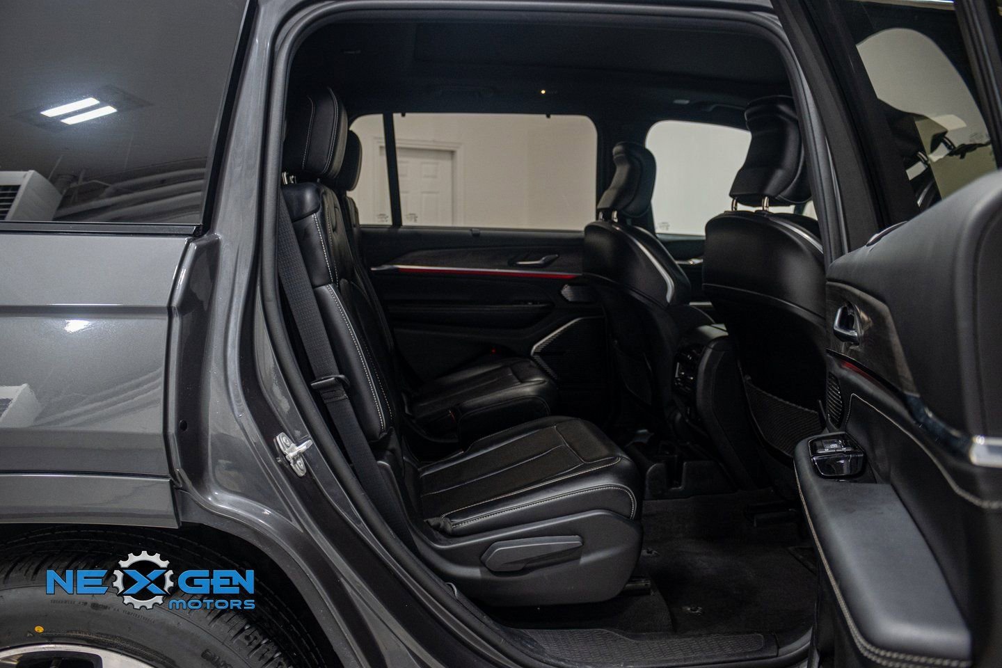 Used 2021 Jeep Grand Cherokee L Overland w/ Luxury Tech Group IV AWD/4WD image 35