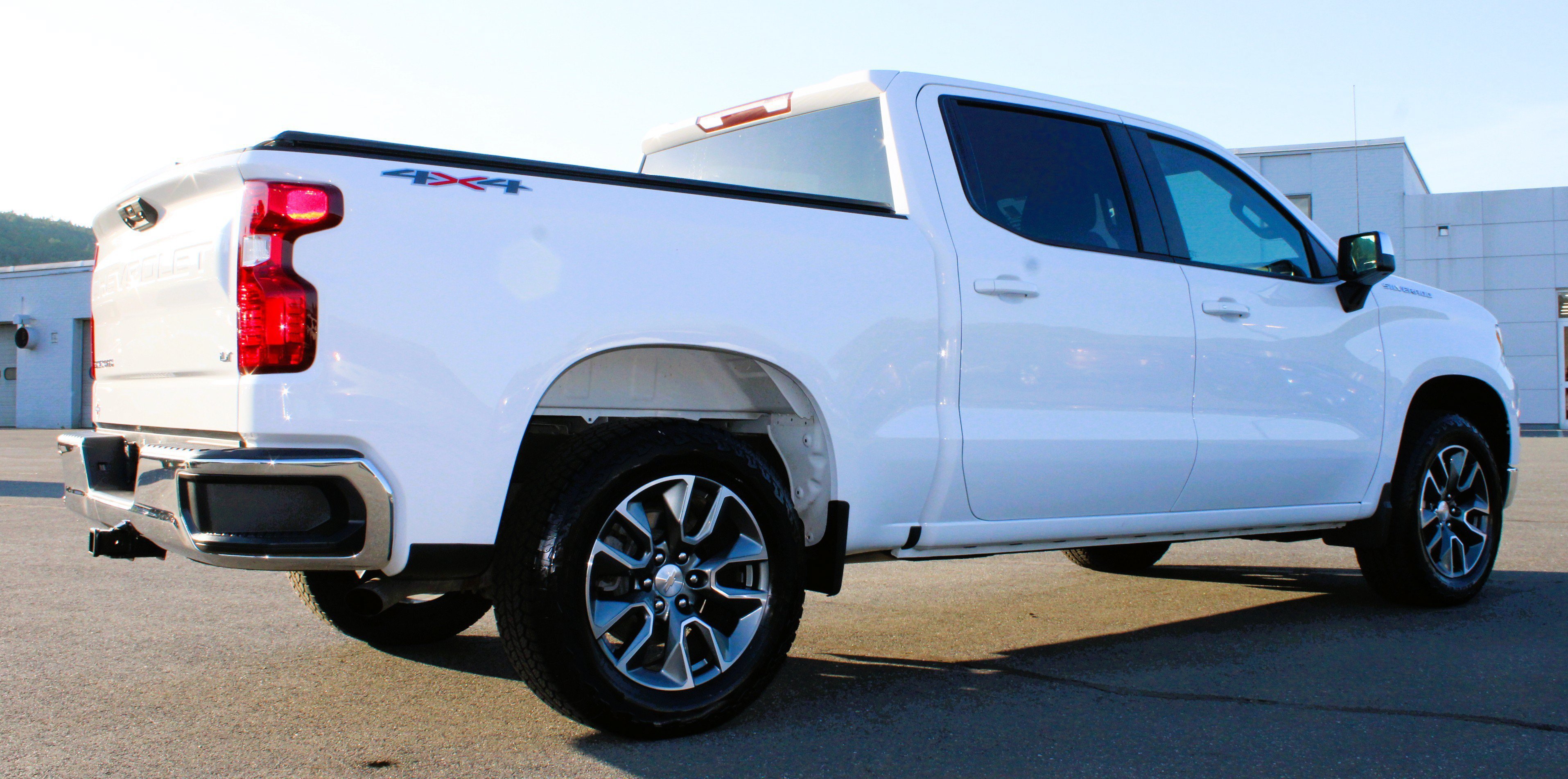 Used 2024 Chevrolet Silverado 1500 LT AWD/4WD image 6