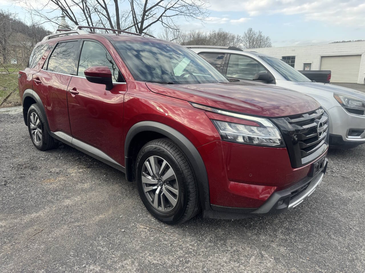 Used 2023 Nissan Pathfinder SL w/ Black Appearance Package AWD/4WD image 4