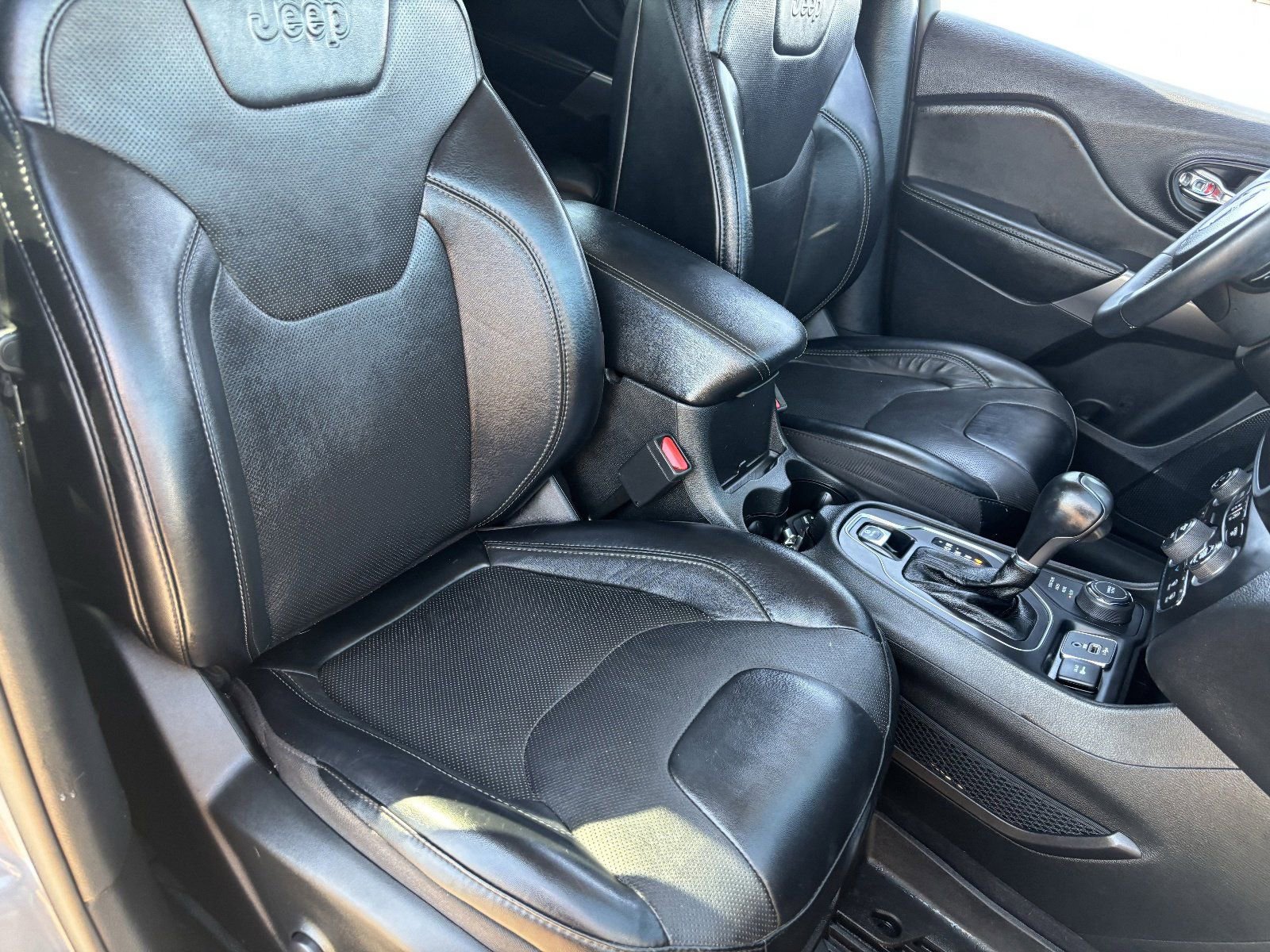 Used 2022 Jeep Cherokee Latitude Lux w/ Sun & Sound Group AWD/4WD image 10