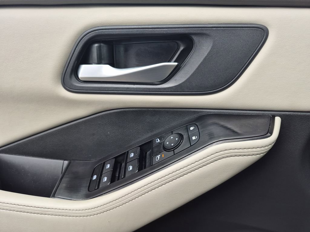 Used 2025 Nissan Rogue SV image 8