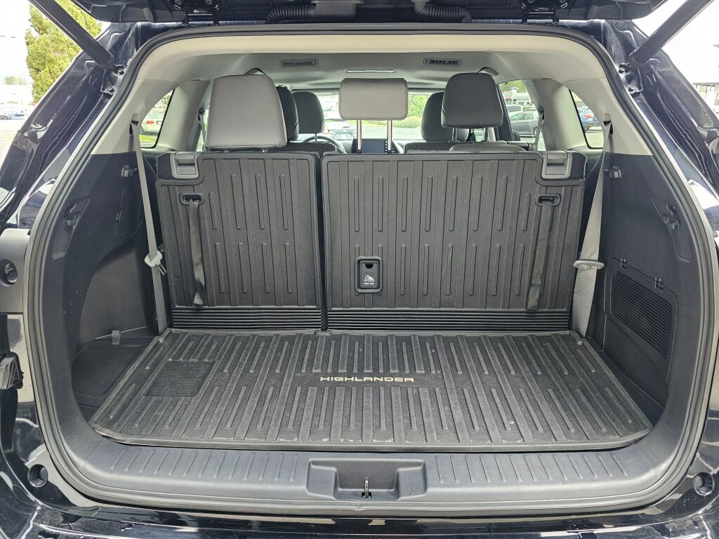 Used 2022 Toyota Highlander XLE AWD/4WD image 18