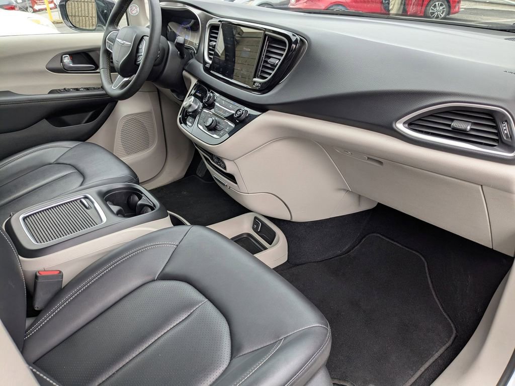 Used 2024 Chrysler Pacifica Touring-L image 33