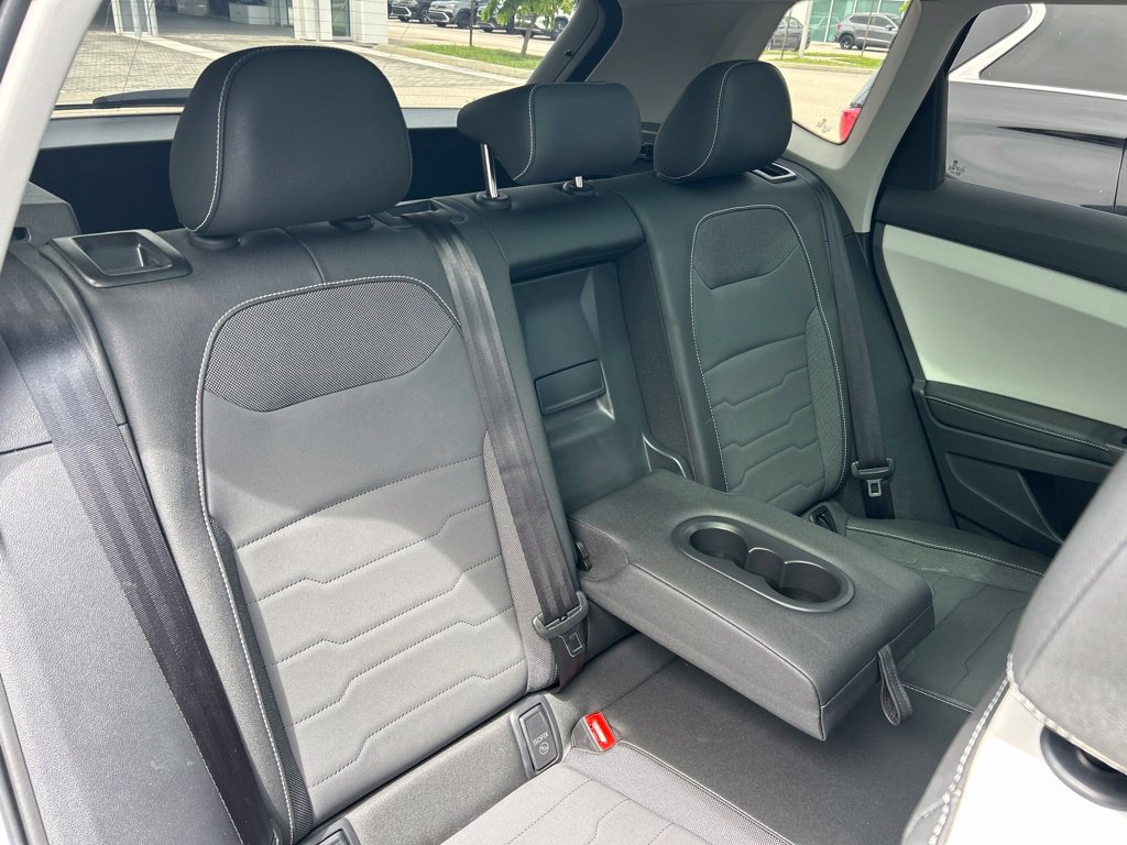 Certified 2025 Volkswagen Taos SE w/ Panoramic Sunroof Package FWD image 48