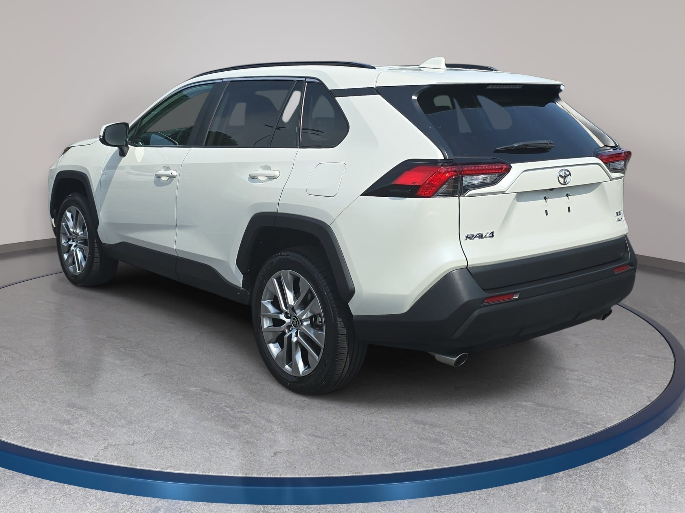 Used 2022 Toyota RAV4 XLE Premium AWD/4WD image 7