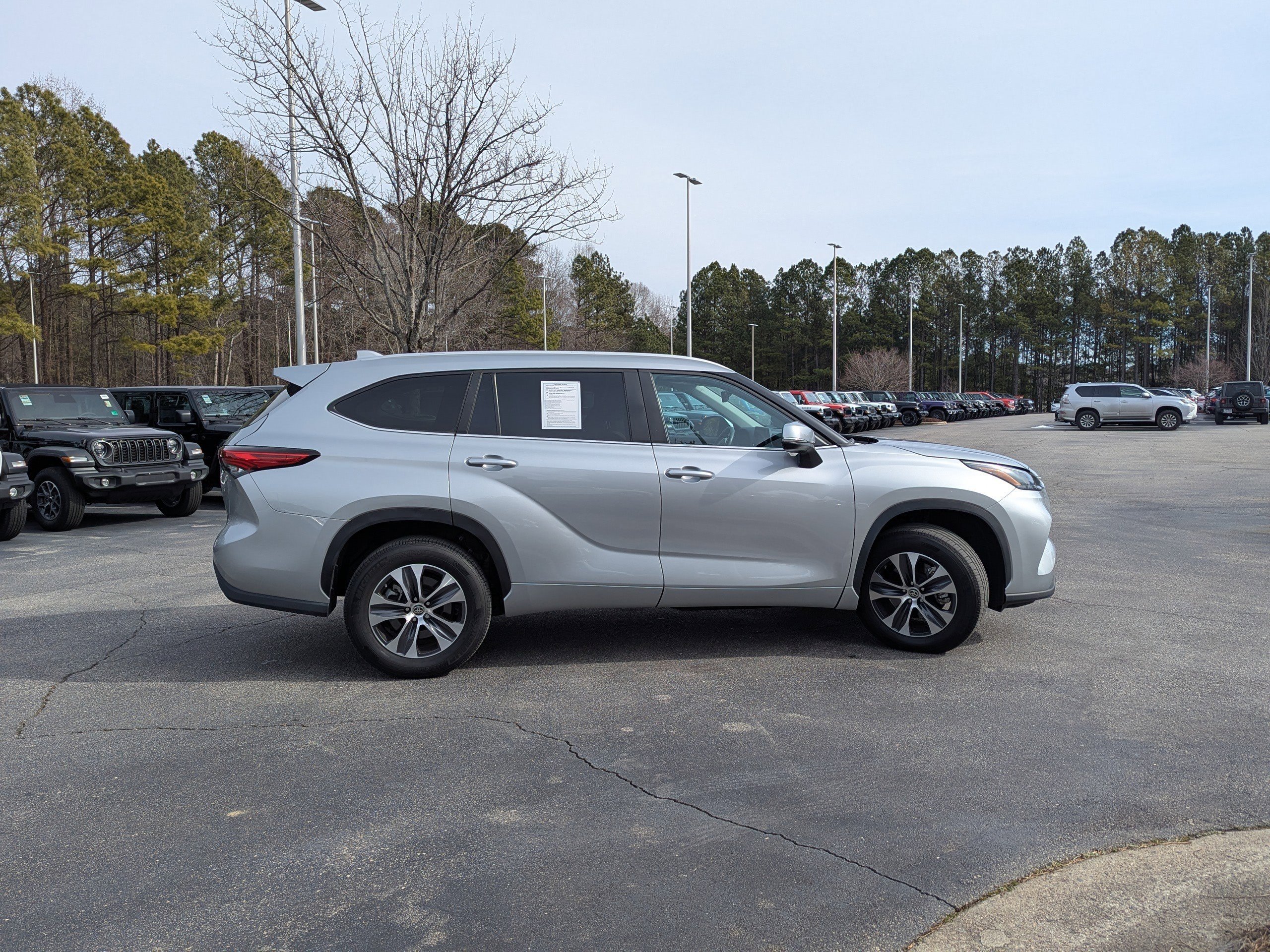 Used 2023 Toyota Highlander XLE image 4