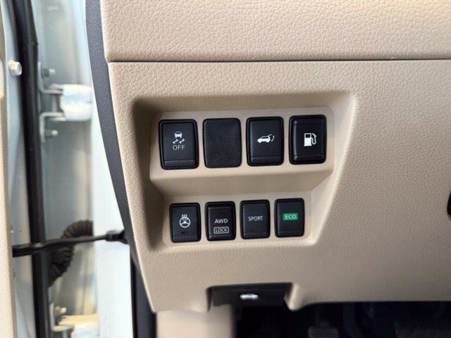 Used 2018 Nissan Rogue SV w/ Sun & Sound Touring Package AWD/4WD image 19
