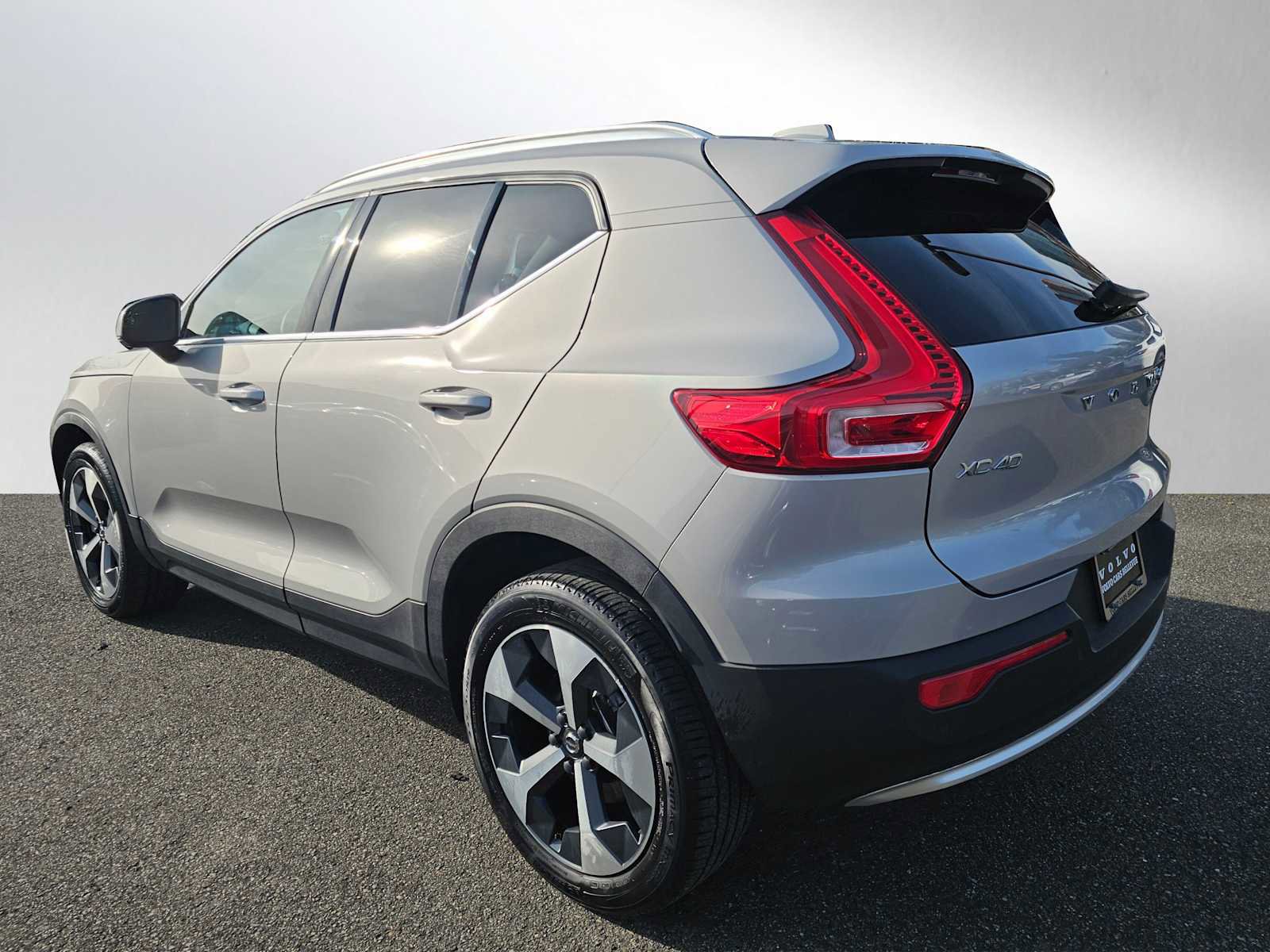 Used 2023 Volvo XC40 B4 Plus w/ Protection Package Premier FWD image 8